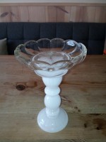 R009 bonbonshaal, poot van melkglas 