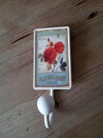 R028 Brocante kapstokhaak rode roos